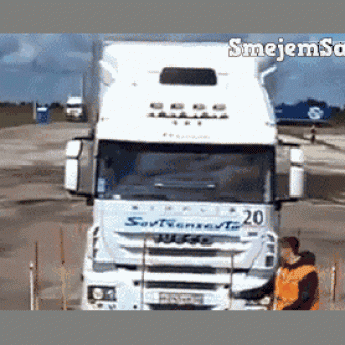 GIF: Šoférovanie kamióna