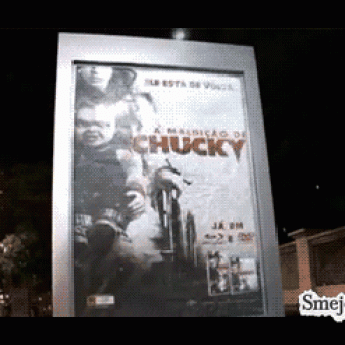 GIF: Z billboardu na zástavke vyskočil strašiak