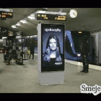 GIF: Reklama vo švédskom metre